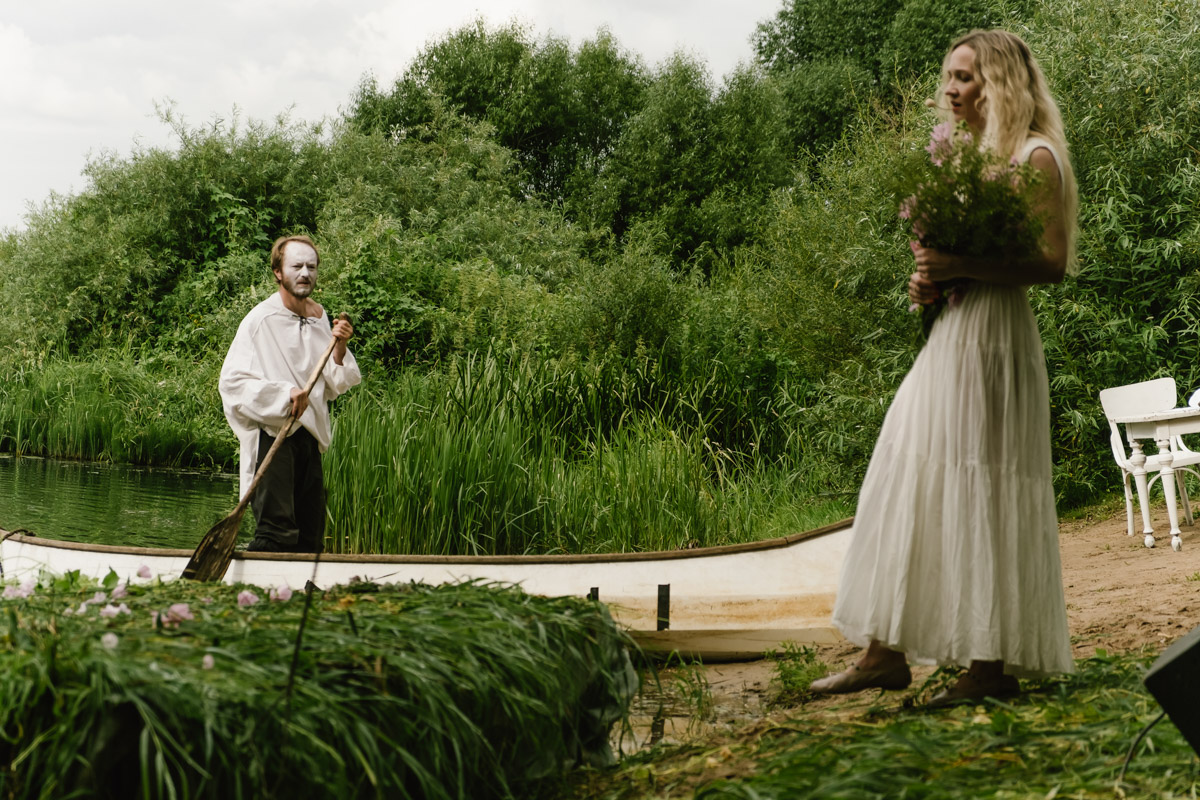 Творческое комьюнити под Суздалем не только построило деревянный «ковчег», но и устроило путешествие-экспириенс по эпизодам шедевров Шекспира: с шествием и факелами, штурмом замка и, конечно, лавстори, на этот раз со счастливым концом и облеченной в формат рейва!