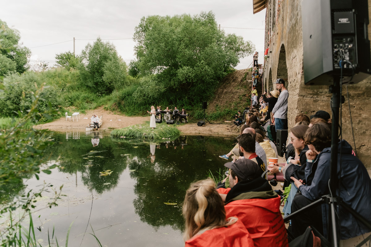 Творческое комьюнити под Суздалем не только построило деревянный «ковчег», но и устроило путешествие-экспириенс по эпизодам шедевров Шекспира: с шествием и факелами, штурмом замка и, конечно, лавстори, на этот раз со счастливым концом и облеченной в формат рейва!