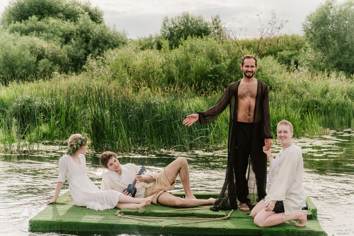 Творческое комьюнити под Суздалем не только построило деревянный «ковчег», но и устроило путешествие-экспириенс по эпизодам шедевров Шекспира: с шествием и факелами, штурмом замка и, конечно, лавстори, на этот раз со счастливым концом и облеченной в формат рейва!