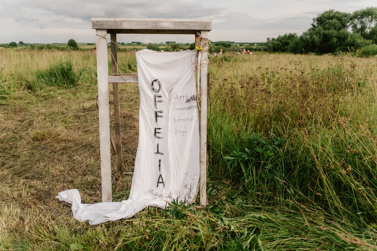 Творческое комьюнити под Суздалем не только построило деревянный «ковчег», но и устроило путешествие-экспириенс по эпизодам шедевров Шекспира: с шествием и факелами, штурмом замка и, конечно, лавстори, на этот раз со счастливым концом и облеченной в формат рейва!