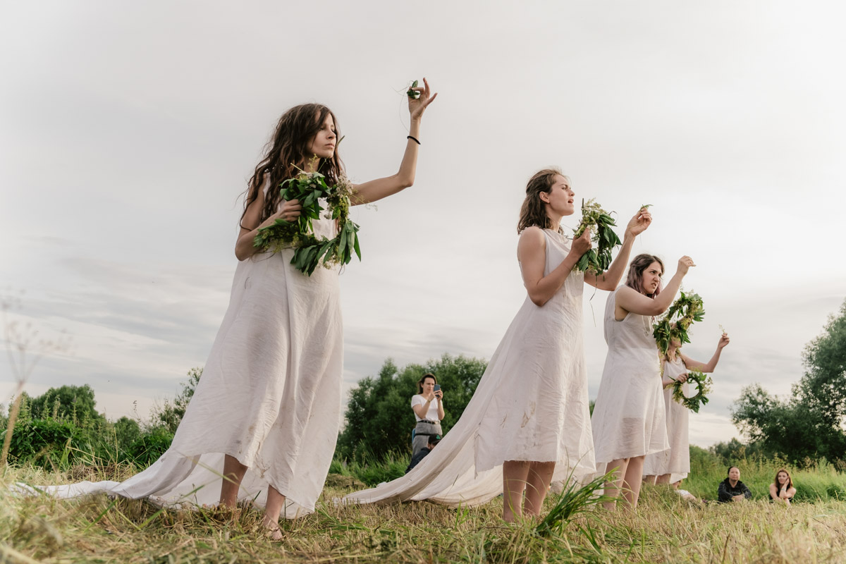 Творческое комьюнити под Суздалем не только построило деревянный «ковчег», но и устроило путешествие-экспириенс по эпизодам шедевров Шекспира: с шествием и факелами, штурмом замка и, конечно, лавстори, на этот раз со счастливым концом и облеченной в формат рейва!