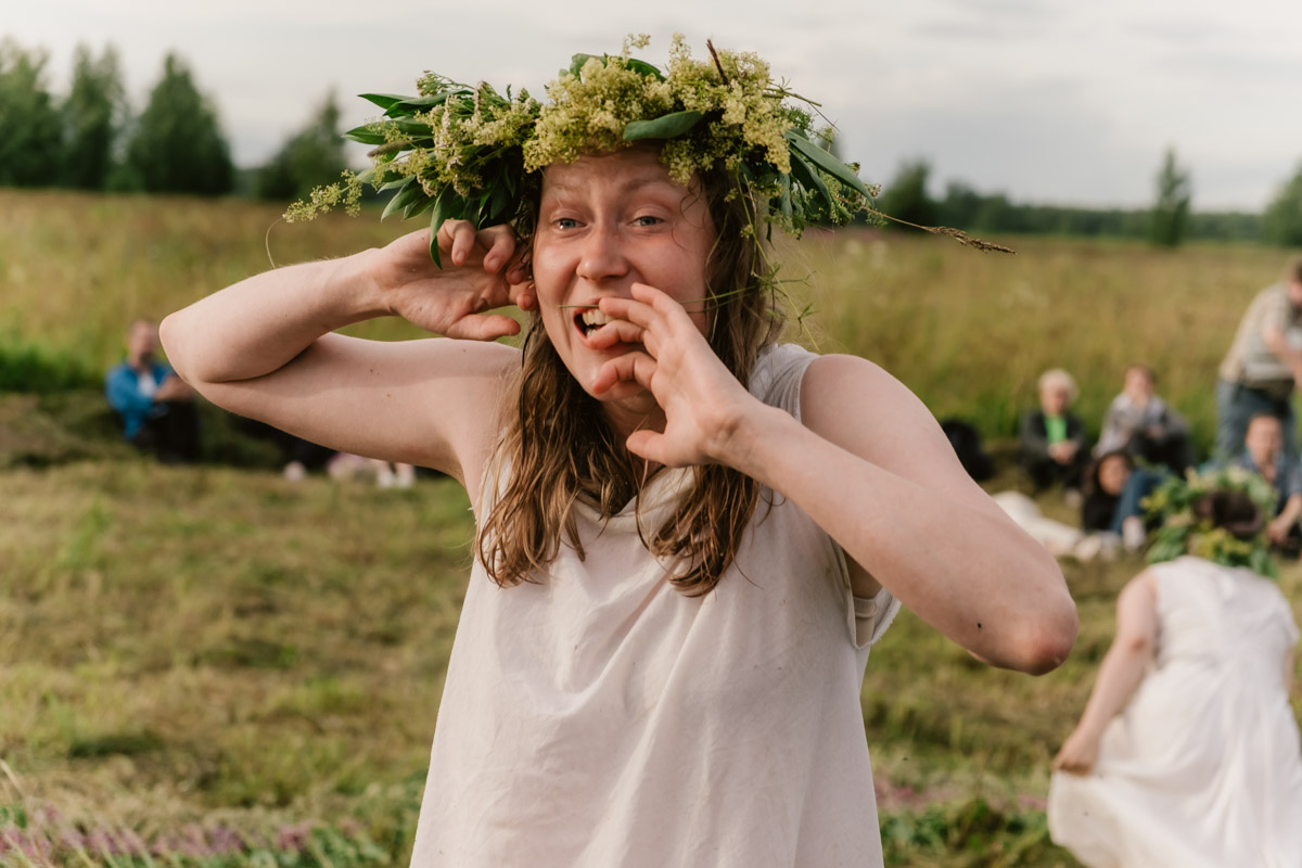 Творческое комьюнити под Суздалем не только построило деревянный «ковчег», но и устроило путешествие-экспириенс по эпизодам шедевров Шекспира: с шествием и факелами, штурмом замка и, конечно, лавстори, на этот раз со счастливым концом и облеченной в формат рейва!