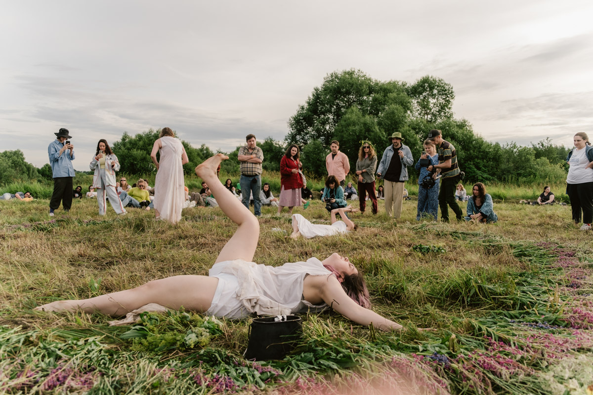 Творческое комьюнити под Суздалем не только построило деревянный «ковчег», но и устроило путешествие-экспириенс по эпизодам шедевров Шекспира: с шествием и факелами, штурмом замка и, конечно, лавстори, на этот раз со счастливым концом и облеченной в формат рейва!