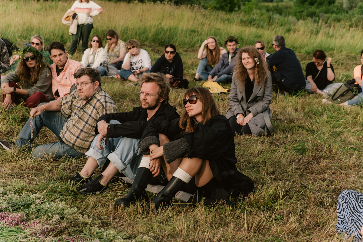 Творческое комьюнити под Суздалем не только построило деревянный «ковчег», но и устроило путешествие-экспириенс по эпизодам шедевров Шекспира: с шествием и факелами, штурмом замка и, конечно, лавстори, на этот раз со счастливым концом и облеченной в формат рейва!