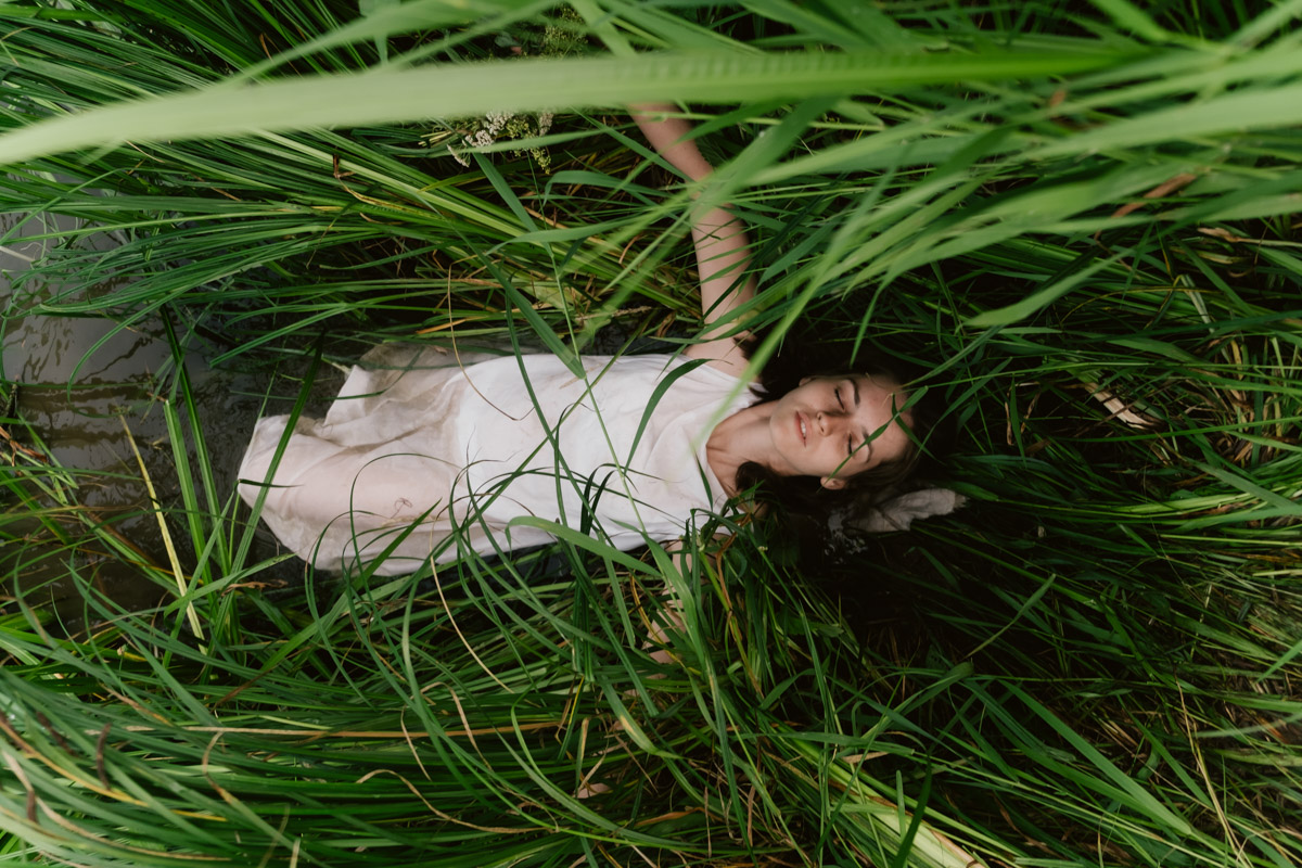 Творческое комьюнити под Суздалем не только построило деревянный «ковчег», но и устроило путешествие-экспириенс по эпизодам шедевров Шекспира: с шествием и факелами, штурмом замка и, конечно, лавстори, на этот раз со счастливым концом и облеченной в формат рейва!