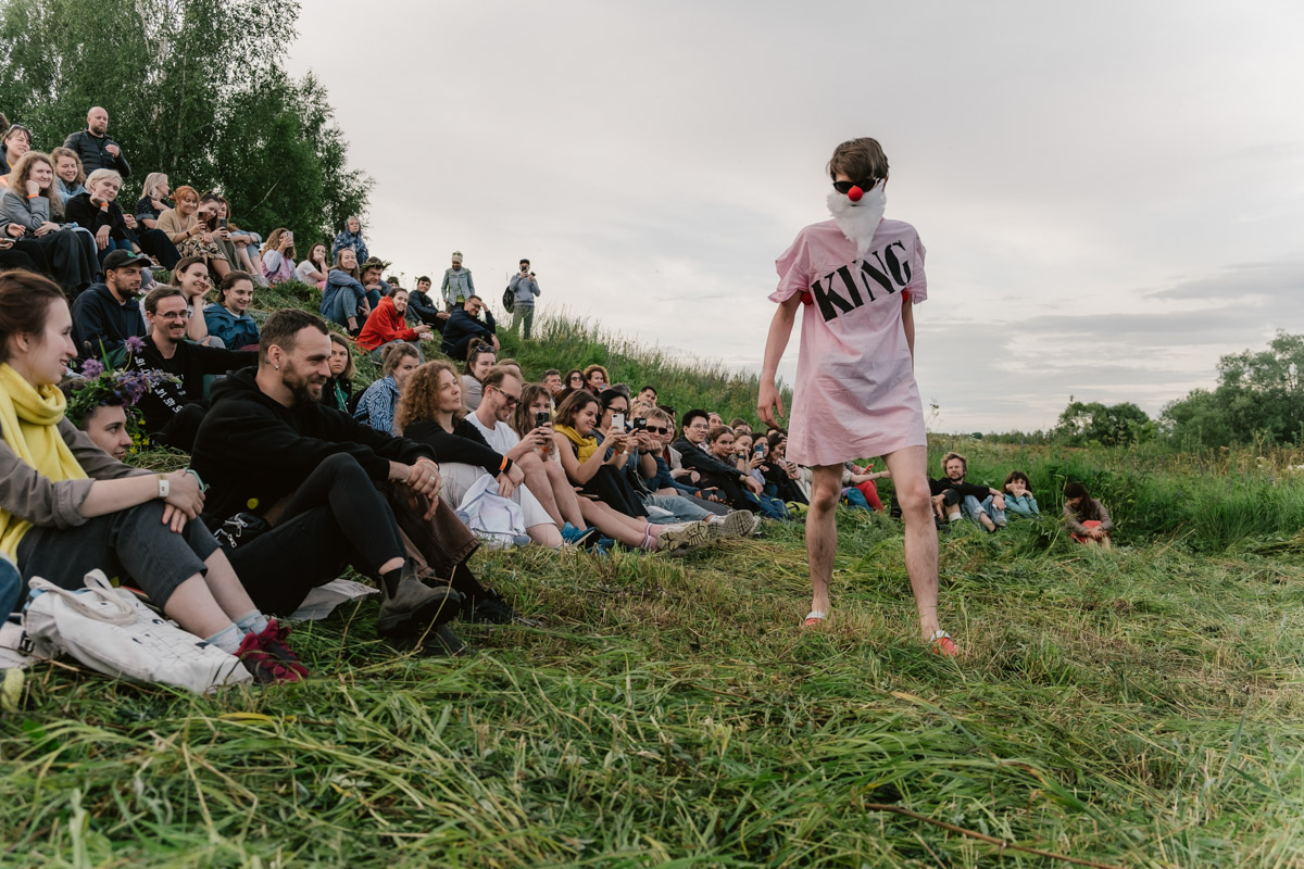 Творческое комьюнити под Суздалем не только построило деревянный «ковчег», но и устроило путешествие-экспириенс по эпизодам шедевров Шекспира: с шествием и факелами, штурмом замка и, конечно, лавстори, на этот раз со счастливым концом и облеченной в формат рейва!