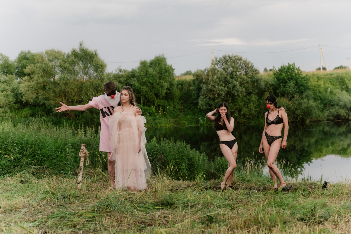 Творческое комьюнити под Суздалем не только построило деревянный «ковчег», но и устроило путешествие-экспириенс по эпизодам шедевров Шекспира: с шествием и факелами, штурмом замка и, конечно, лавстори, на этот раз со счастливым концом и облеченной в формат рейва!