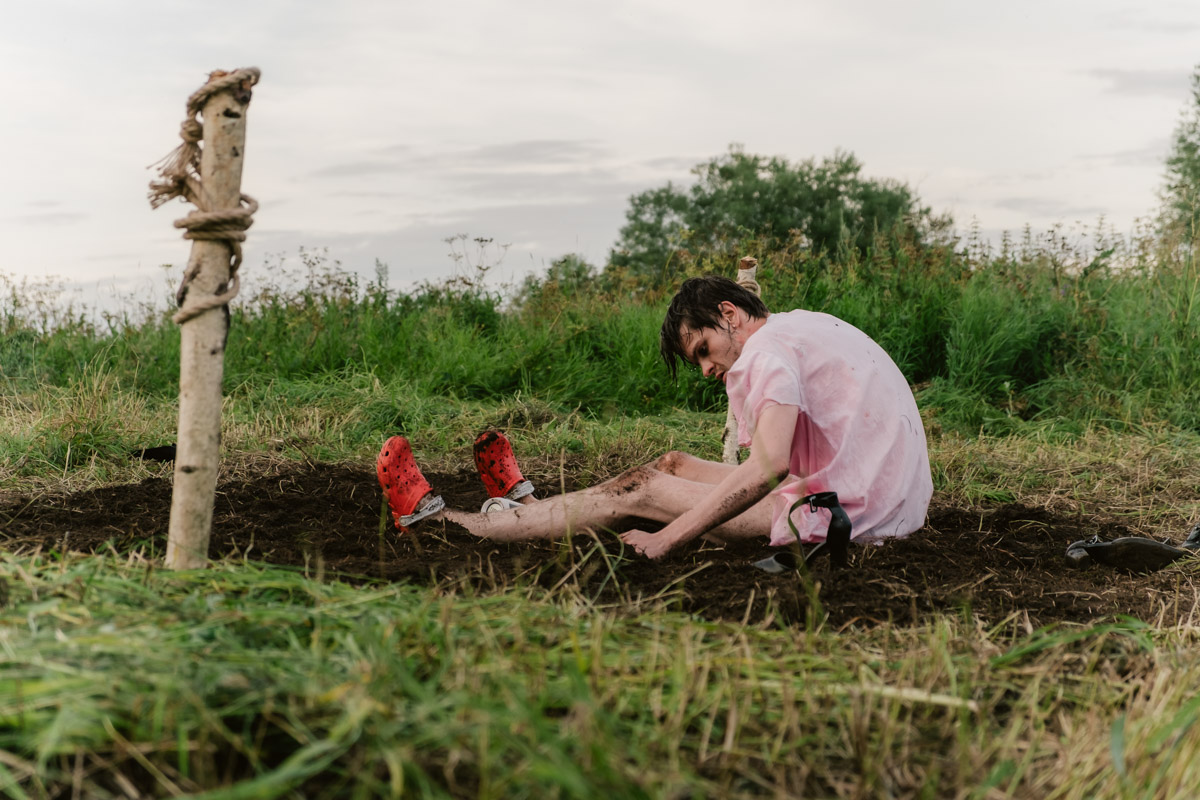 Творческое комьюнити под Суздалем не только построило деревянный «ковчег», но и устроило путешествие-экспириенс по эпизодам шедевров Шекспира: с шествием и факелами, штурмом замка и, конечно, лавстори, на этот раз со счастливым концом и облеченной в формат рейва!