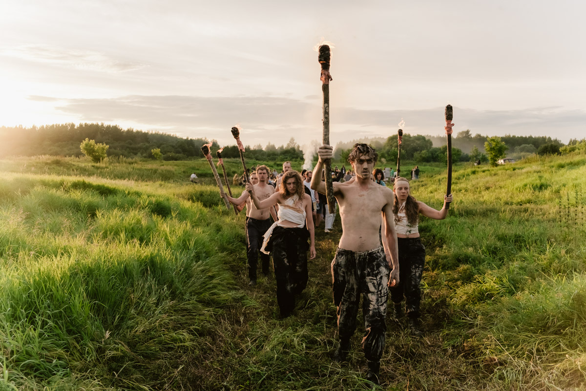 Творческое комьюнити под Суздалем не только построило деревянный «ковчег», но и устроило путешествие-экспириенс по эпизодам шедевров Шекспира: с шествием и факелами, штурмом замка и, конечно, лавстори, на этот раз со счастливым концом и облеченной в формат рейва!