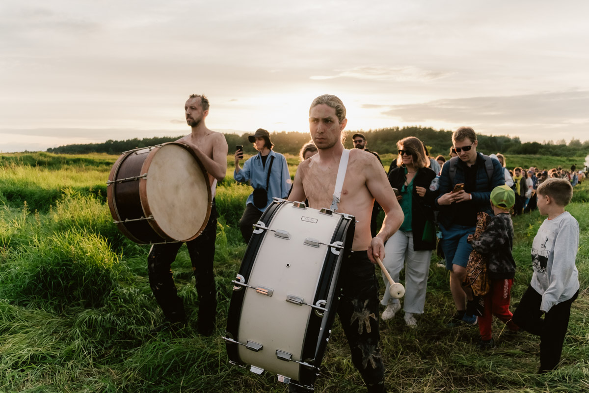Творческое комьюнити под Суздалем не только построило деревянный «ковчег», но и устроило путешествие-экспириенс по эпизодам шедевров Шекспира: с шествием и факелами, штурмом замка и, конечно, лавстори, на этот раз со счастливым концом и облеченной в формат рейва!