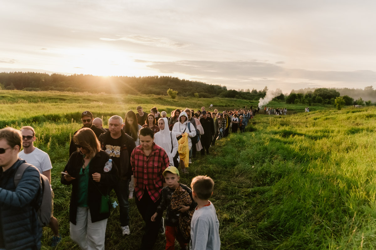 Творческое комьюнити под Суздалем не только построило деревянный «ковчег», но и устроило путешествие-экспириенс по эпизодам шедевров Шекспира: с шествием и факелами, штурмом замка и, конечно, лавстори, на этот раз со счастливым концом и облеченной в формат рейва!