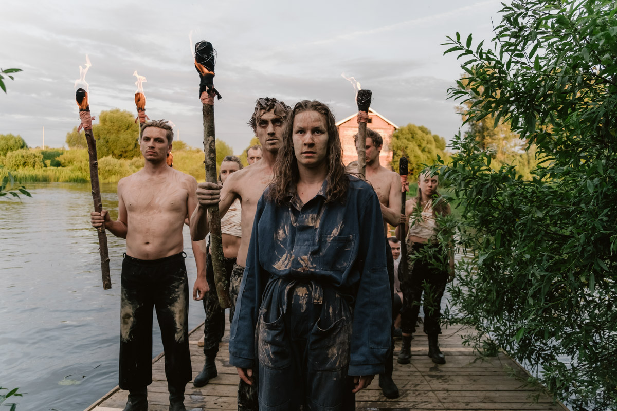 Творческое комьюнити под Суздалем не только построило деревянный «ковчег», но и устроило путешествие-экспириенс по эпизодам шедевров Шекспира: с шествием и факелами, штурмом замка и, конечно, лавстори, на этот раз со счастливым концом и облеченной в формат рейва!