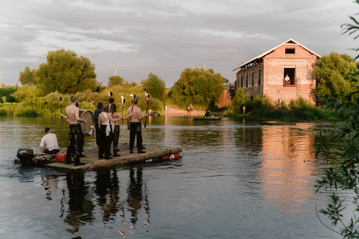 Творческое комьюнити под Суздалем не только построило деревянный «ковчег», но и устроило путешествие-экспириенс по эпизодам шедевров Шекспира: с шествием и факелами, штурмом замка и, конечно, лавстори, на этот раз со счастливым концом и облеченной в формат рейва!