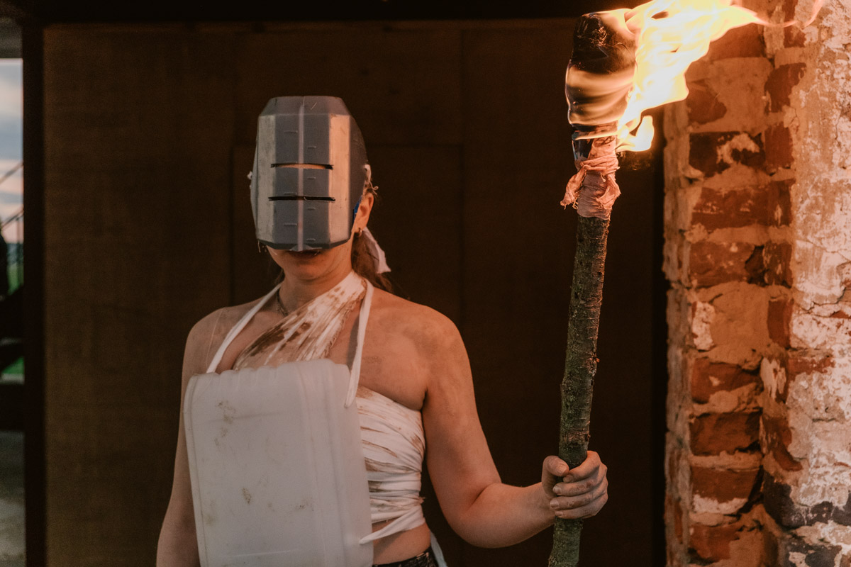 Творческое комьюнити под Суздалем не только построило деревянный «ковчег», но и устроило путешествие-экспириенс по эпизодам шедевров Шекспира: с шествием и факелами, штурмом замка и, конечно, лавстори, на этот раз со счастливым концом и облеченной в формат рейва!