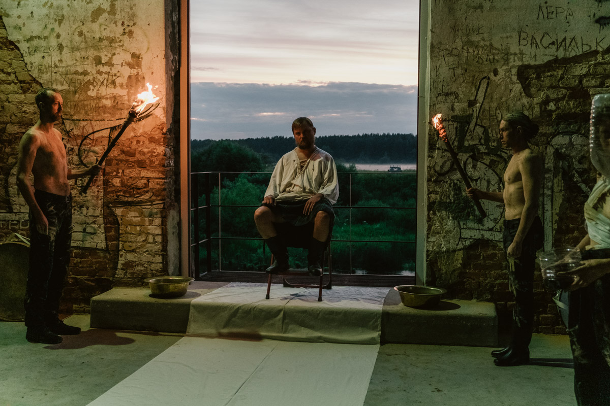 Творческое комьюнити под Суздалем не только построило деревянный «ковчег», но и устроило путешествие-экспириенс по эпизодам шедевров Шекспира: с шествием и факелами, штурмом замка и, конечно, лавстори, на этот раз со счастливым концом и облеченной в формат рейва!