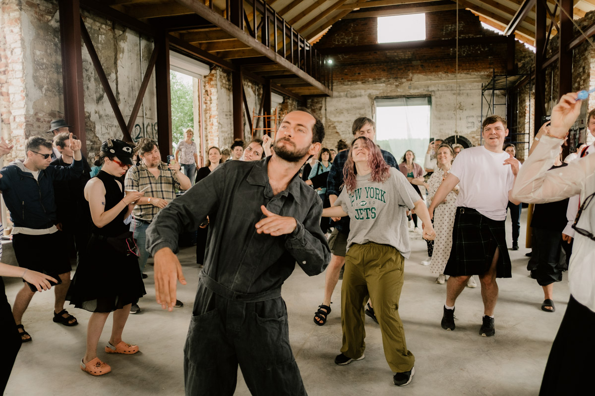 Творческое комьюнити под Суздалем не только построило деревянный «ковчег», но и устроило путешествие-экспириенс по эпизодам шедевров Шекспира: с шествием и факелами, штурмом замка и, конечно, лавстори, на этот раз со счастливым концом и облеченной в формат рейва!