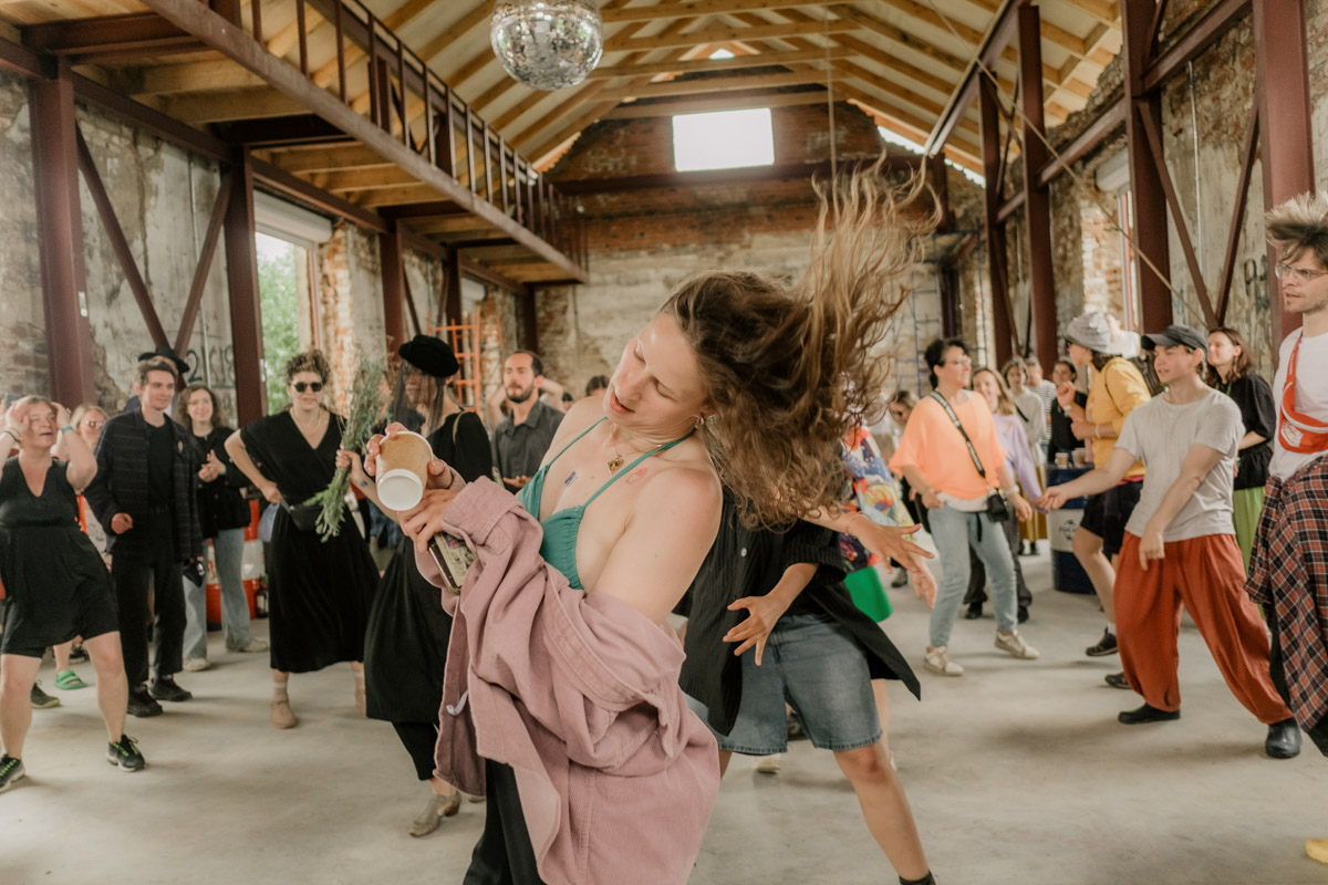 Творческое комьюнити под Суздалем не только построило деревянный «ковчег», но и устроило путешествие-экспириенс по эпизодам шедевров Шекспира: с шествием и факелами, штурмом замка и, конечно, лавстори, на этот раз со счастливым концом и облеченной в формат рейва!