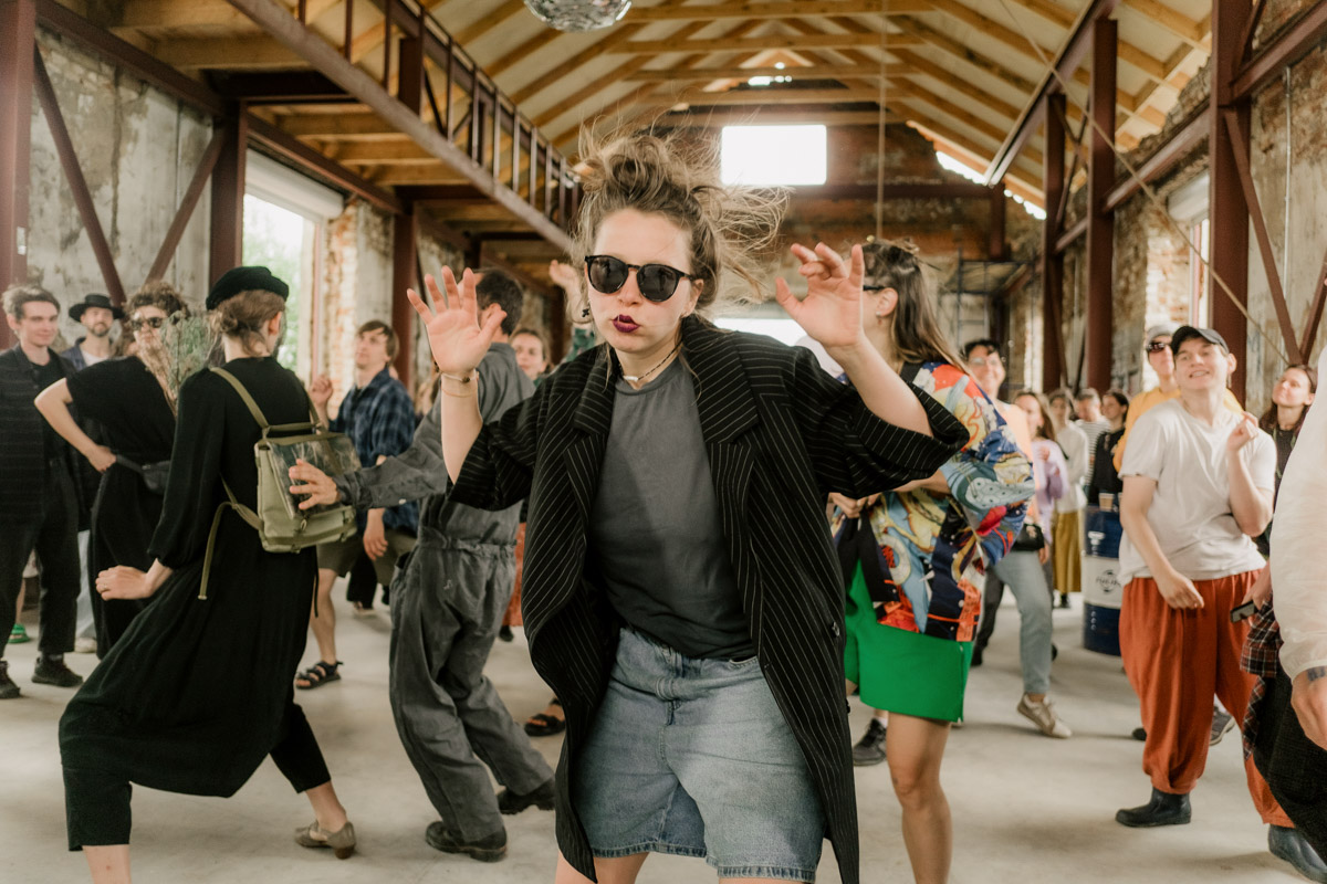 Творческое комьюнити под Суздалем не только построило деревянный «ковчег», но и устроило путешествие-экспириенс по эпизодам шедевров Шекспира: с шествием и факелами, штурмом замка и, конечно, лавстори, на этот раз со счастливым концом и облеченной в формат рейва!