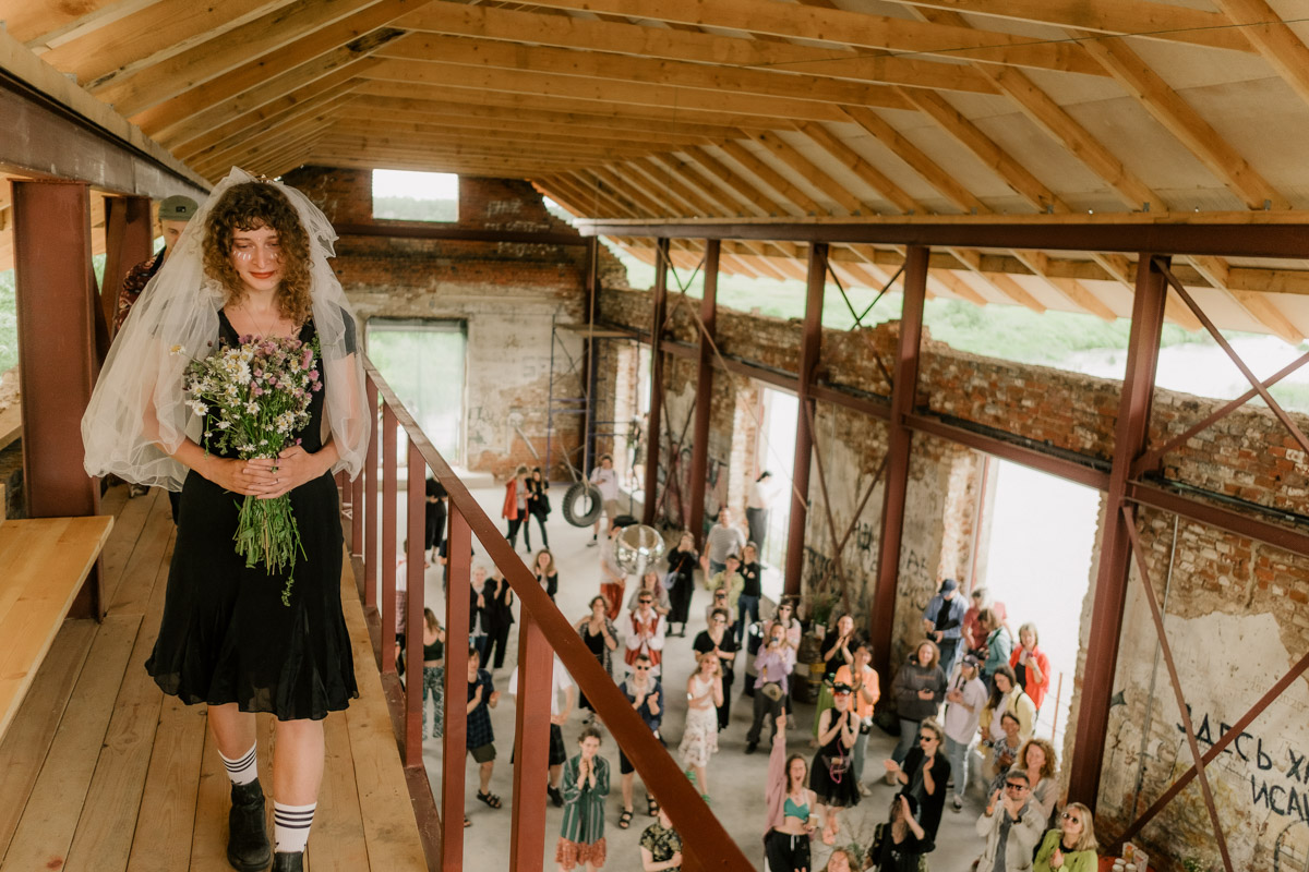 Творческое комьюнити под Суздалем не только построило деревянный «ковчег», но и устроило путешествие-экспириенс по эпизодам шедевров Шекспира: с шествием и факелами, штурмом замка и, конечно, лавстори, на этот раз со счастливым концом и облеченной в формат рейва!