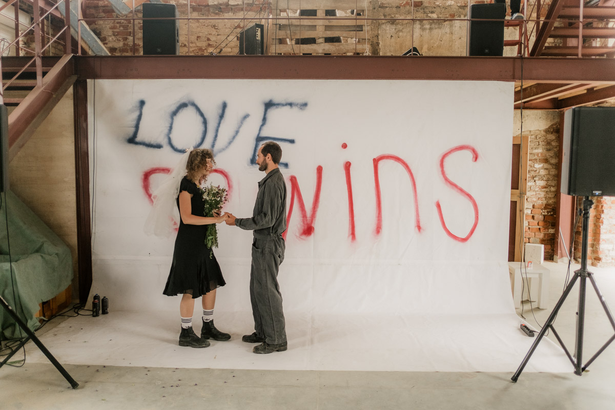 Творческое комьюнити под Суздалем не только построило деревянный «ковчег», но и устроило путешествие-экспириенс по эпизодам шедевров Шекспира: с шествием и факелами, штурмом замка и, конечно, лавстори, на этот раз со счастливым концом и облеченной в формат рейва!