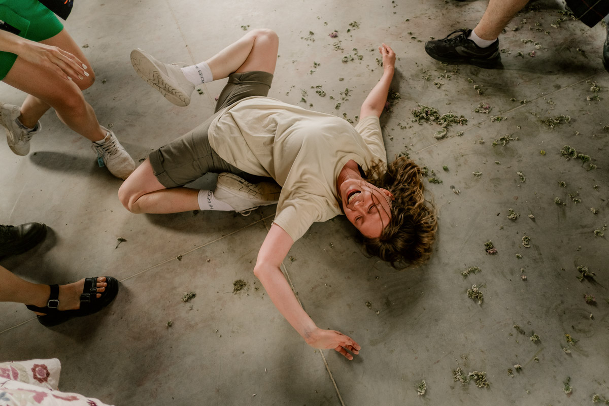 Творческое комьюнити под Суздалем не только построило деревянный «ковчег», но и устроило путешествие-экспириенс по эпизодам шедевров Шекспира: с шествием и факелами, штурмом замка и, конечно, лавстори, на этот раз со счастливым концом и облеченной в формат рейва!