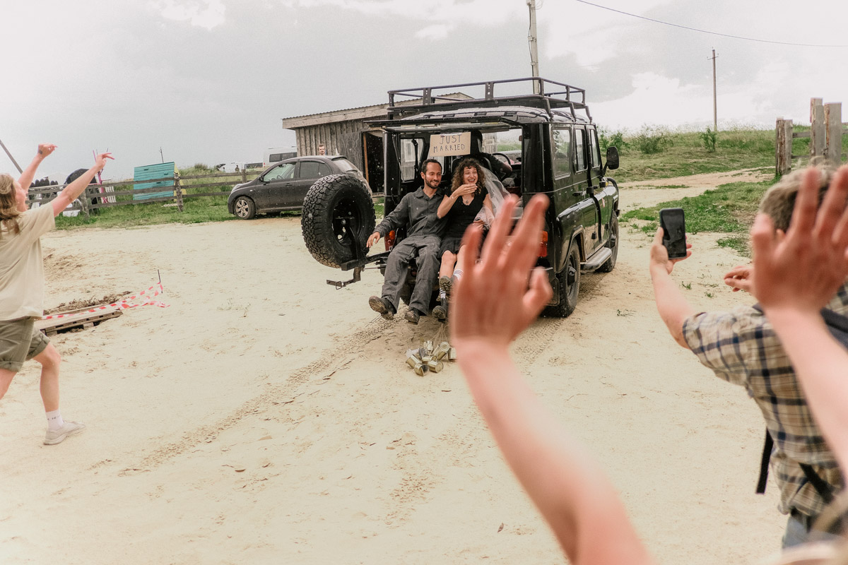 Творческое комьюнити под Суздалем не только построило деревянный «ковчег», но и устроило путешествие-экспириенс по эпизодам шедевров Шекспира: с шествием и факелами, штурмом замка и, конечно, лавстори, на этот раз со счастливым концом и облеченной в формат рейва!