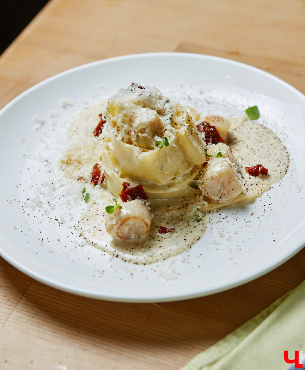 Павел Кузнецов — отец четверых детей, продвигающий в нашем городе чемоданы-самокаты с аккумулятором и голубые яйца от гламурных курочек, вдохновляется на домашней кухне смелыми кулинарными экспериментами. И сегодня мы вместе с вами станем свидетелями одного из них.