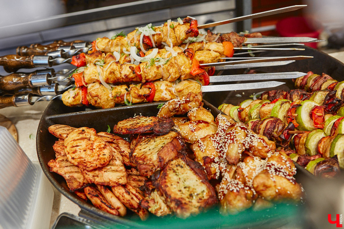 Павел Кузнецов — отец четверых детей, продвигающий в нашем городе чемоданы-самокаты с аккумулятором и голубые яйца от гламурных курочек, вдохновляется на домашней кухне смелыми кулинарными экспериментами. И сегодня мы вместе с вами станем свидетелями одного из них.