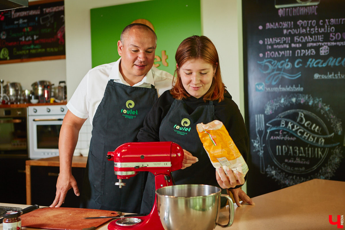 Павел Кузнецов — отец четверых детей, продвигающий в нашем городе чемоданы-самокаты с аккумулятором и голубые яйца от гламурных курочек, вдохновляется на домашней кухне смелыми кулинарными экспериментами. И сегодня мы вместе с вами станем свидетелями одного из них.