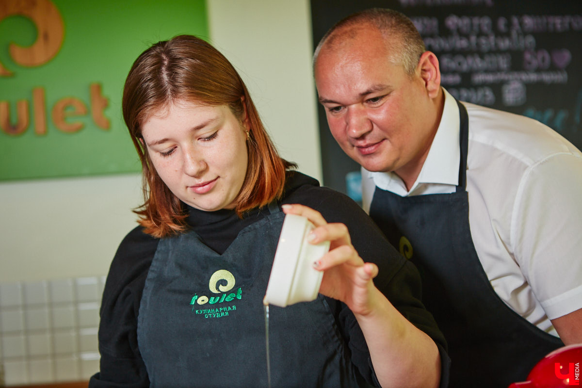 Павел Кузнецов — отец четверых детей, продвигающий в нашем городе чемоданы-самокаты с аккумулятором и голубые яйца от гламурных курочек, вдохновляется на домашней кухне смелыми кулинарными экспериментами. И сегодня мы вместе с вами станем свидетелями одного из них.