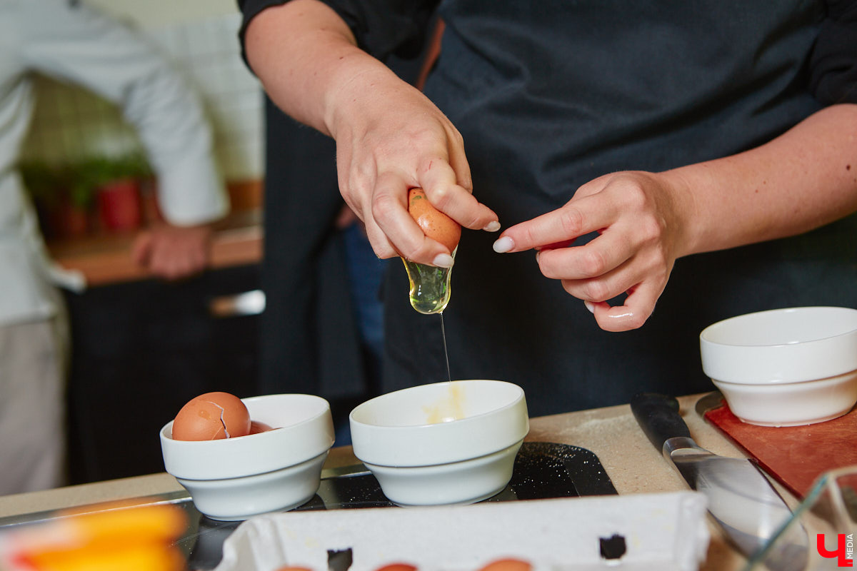 Павел Кузнецов — отец четверых детей, продвигающий в нашем городе чемоданы-самокаты с аккумулятором и голубые яйца от гламурных курочек, вдохновляется на домашней кухне смелыми кулинарными экспериментами. И сегодня мы вместе с вами станем свидетелями одного из них.