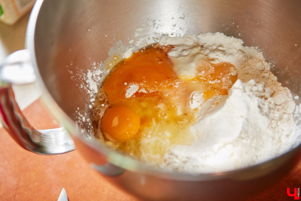 Павел Кузнецов — отец четверых детей, продвигающий в нашем городе чемоданы-самокаты с аккумулятором и голубые яйца от гламурных курочек, вдохновляется на домашней кухне смелыми кулинарными экспериментами. И сегодня мы вместе с вами станем свидетелями одного из них.