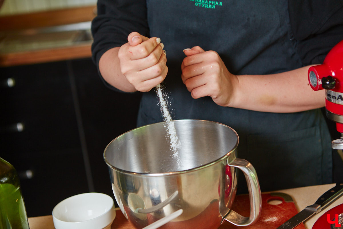 Павел Кузнецов — отец четверых детей, продвигающий в нашем городе чемоданы-самокаты с аккумулятором и голубые яйца от гламурных курочек, вдохновляется на домашней кухне смелыми кулинарными экспериментами. И сегодня мы вместе с вами станем свидетелями одного из них.