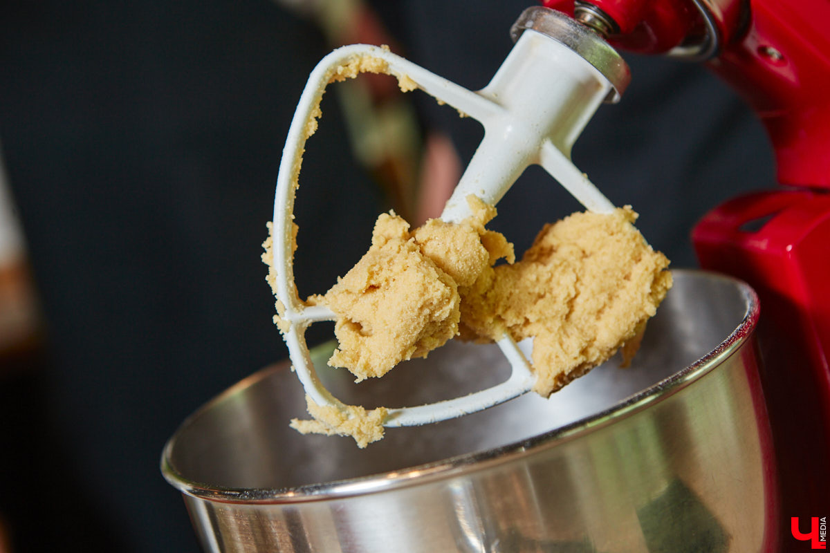 Павел Кузнецов — отец четверых детей, продвигающий в нашем городе чемоданы-самокаты с аккумулятором и голубые яйца от гламурных курочек, вдохновляется на домашней кухне смелыми кулинарными экспериментами. И сегодня мы вместе с вами станем свидетелями одного из них.