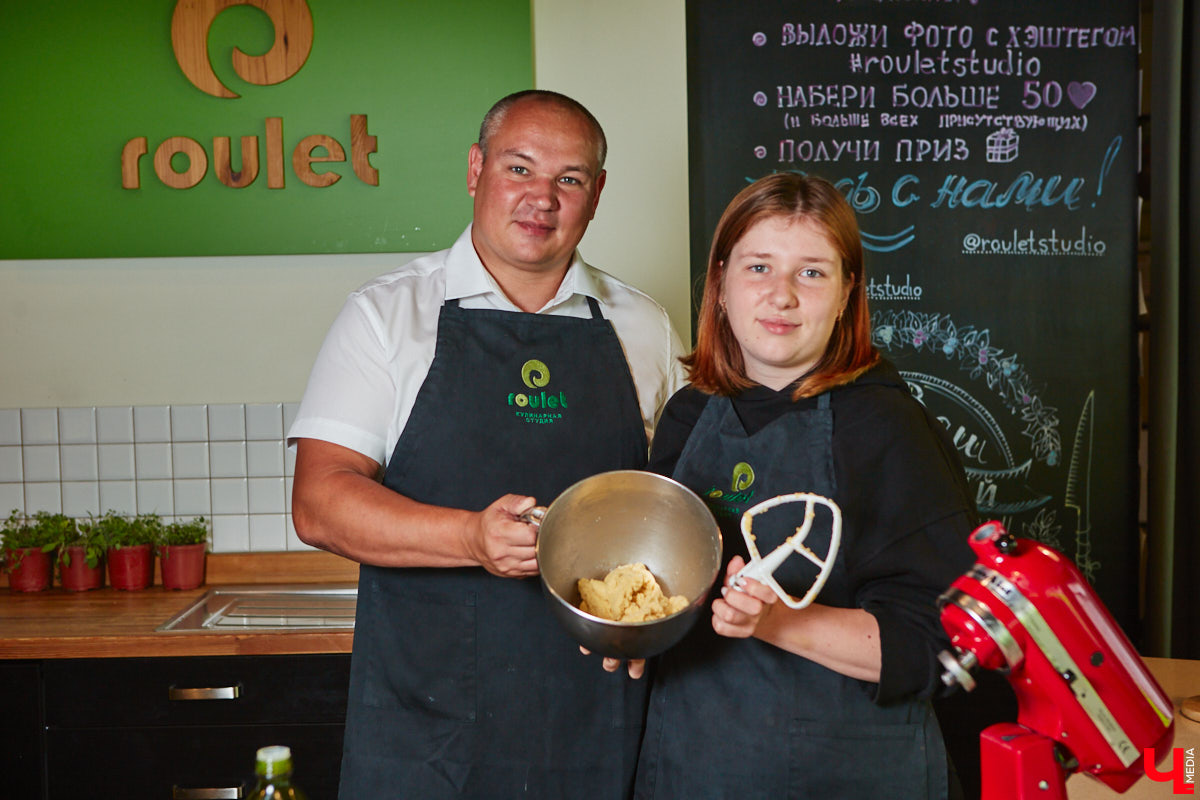 Павел Кузнецов — отец четверых детей, продвигающий в нашем городе чемоданы-самокаты с аккумулятором и голубые яйца от гламурных курочек, вдохновляется на домашней кухне смелыми кулинарными экспериментами. И сегодня мы вместе с вами станем свидетелями одного из них.