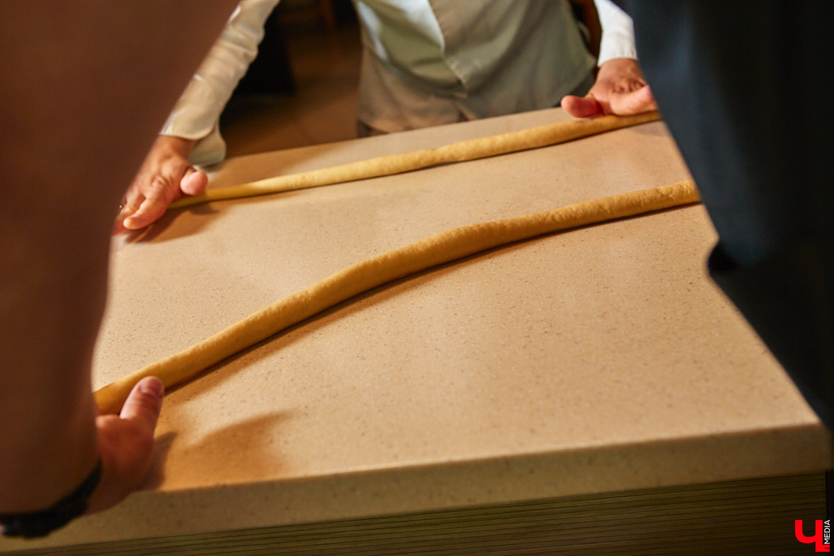 Павел Кузнецов — отец четверых детей, продвигающий в нашем городе чемоданы-самокаты с аккумулятором и голубые яйца от гламурных курочек, вдохновляется на домашней кухне смелыми кулинарными экспериментами. И сегодня мы вместе с вами станем свидетелями одного из них.