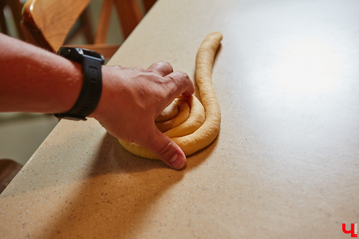 Павел Кузнецов — отец четверых детей, продвигающий в нашем городе чемоданы-самокаты с аккумулятором и голубые яйца от гламурных курочек, вдохновляется на домашней кухне смелыми кулинарными экспериментами. И сегодня мы вместе с вами станем свидетелями одного из них.