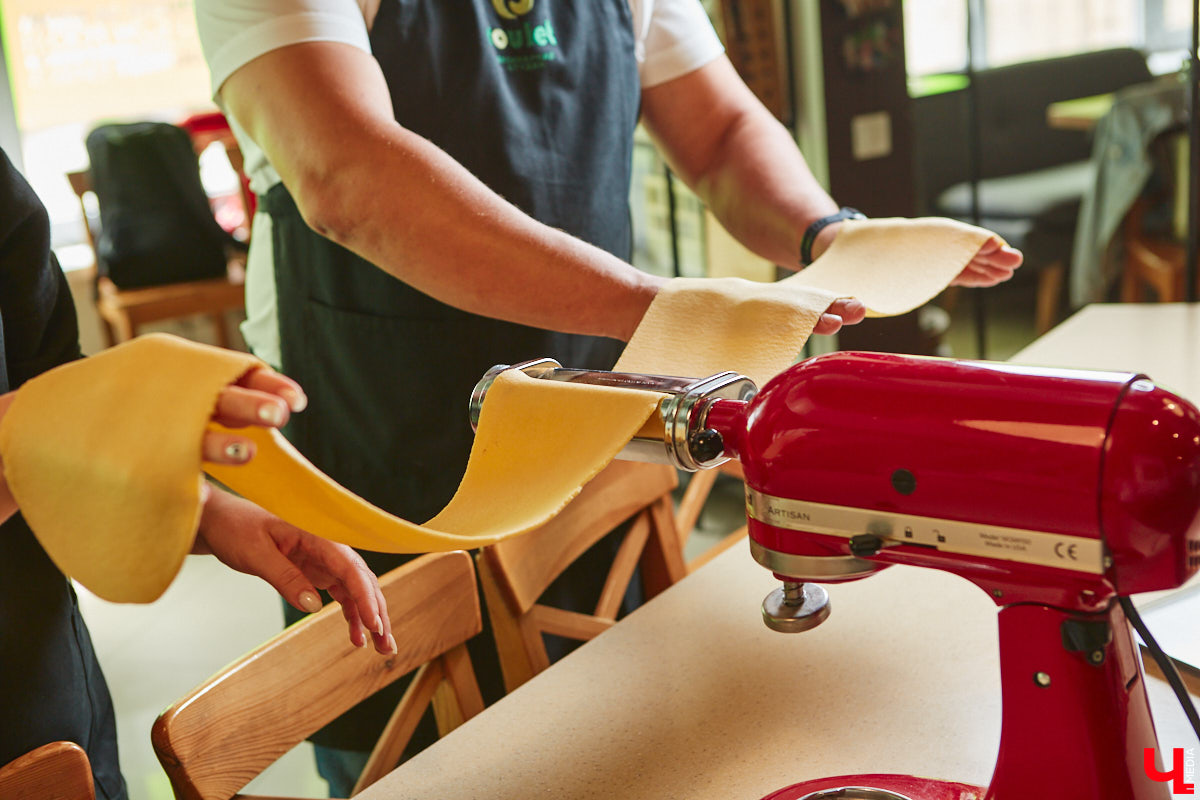 Павел Кузнецов — отец четверых детей, продвигающий в нашем городе чемоданы-самокаты с аккумулятором и голубые яйца от гламурных курочек, вдохновляется на домашней кухне смелыми кулинарными экспериментами. И сегодня мы вместе с вами станем свидетелями одного из них.