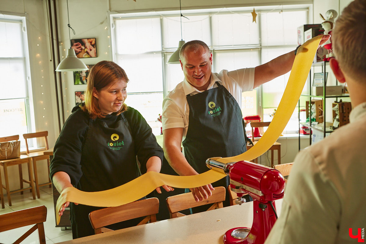 Павел Кузнецов — отец четверых детей, продвигающий в нашем городе чемоданы-самокаты с аккумулятором и голубые яйца от гламурных курочек, вдохновляется на домашней кухне смелыми кулинарными экспериментами. И сегодня мы вместе с вами станем свидетелями одного из них.