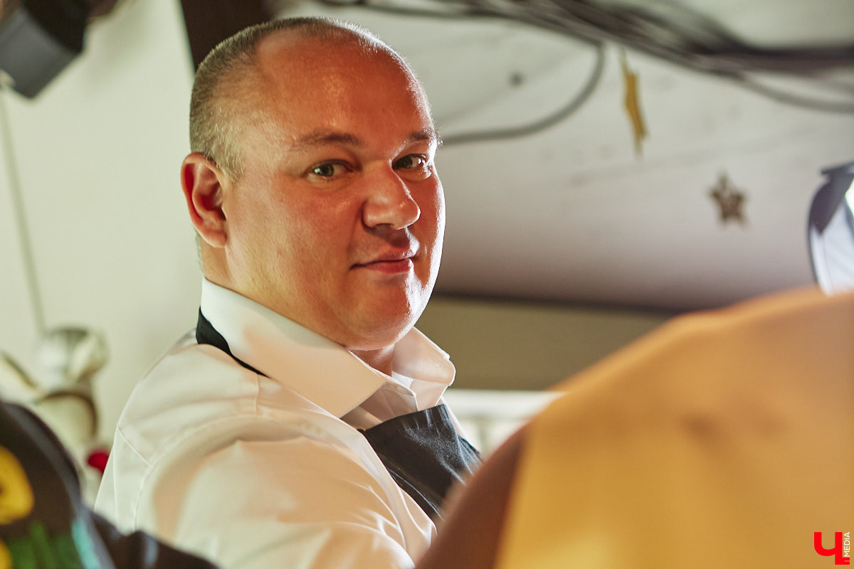 Павел Кузнецов — отец четверых детей, продвигающий в нашем городе чемоданы-самокаты с аккумулятором и голубые яйца от гламурных курочек, вдохновляется на домашней кухне смелыми кулинарными экспериментами. И сегодня мы вместе с вами станем свидетелями одного из них.