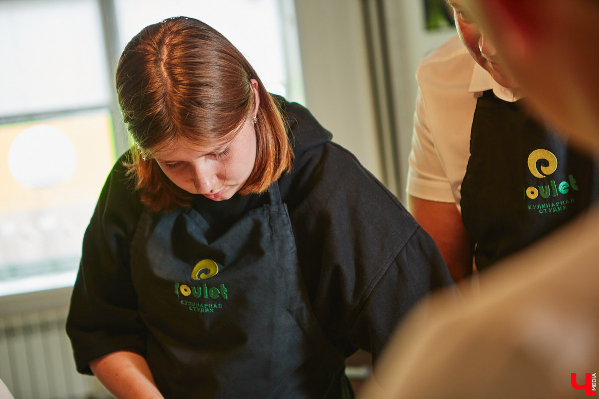 Павел Кузнецов — отец четверых детей, продвигающий в нашем городе чемоданы-самокаты с аккумулятором и голубые яйца от гламурных курочек, вдохновляется на домашней кухне смелыми кулинарными экспериментами. И сегодня мы вместе с вами станем свидетелями одного из них.