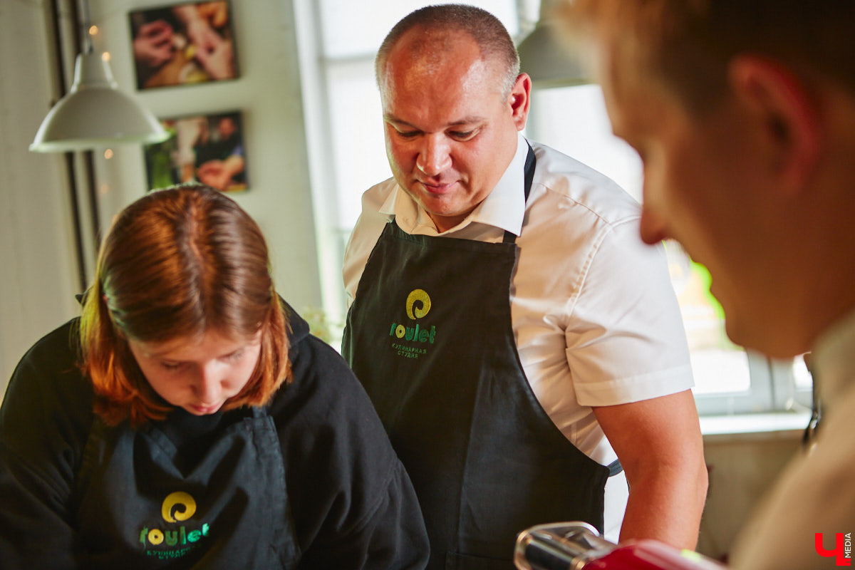 Павел Кузнецов — отец четверых детей, продвигающий в нашем городе чемоданы-самокаты с аккумулятором и голубые яйца от гламурных курочек, вдохновляется на домашней кухне смелыми кулинарными экспериментами. И сегодня мы вместе с вами станем свидетелями одного из них.