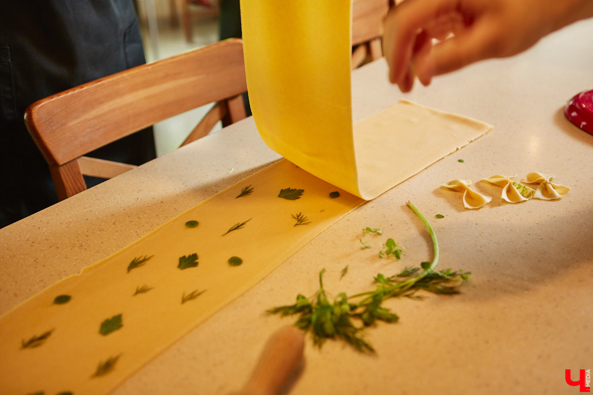 Павел Кузнецов — отец четверых детей, продвигающий в нашем городе чемоданы-самокаты с аккумулятором и голубые яйца от гламурных курочек, вдохновляется на домашней кухне смелыми кулинарными экспериментами. И сегодня мы вместе с вами станем свидетелями одного из них.