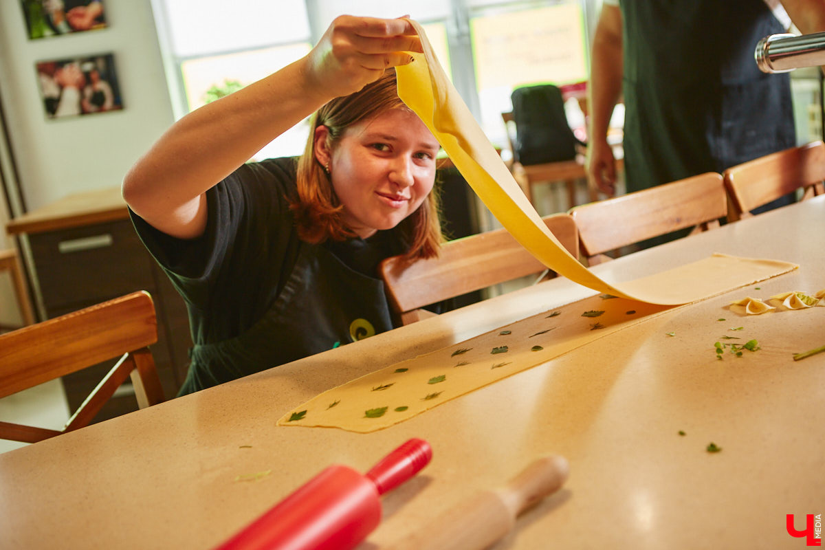 Павел Кузнецов — отец четверых детей, продвигающий в нашем городе чемоданы-самокаты с аккумулятором и голубые яйца от гламурных курочек, вдохновляется на домашней кухне смелыми кулинарными экспериментами. И сегодня мы вместе с вами станем свидетелями одного из них.