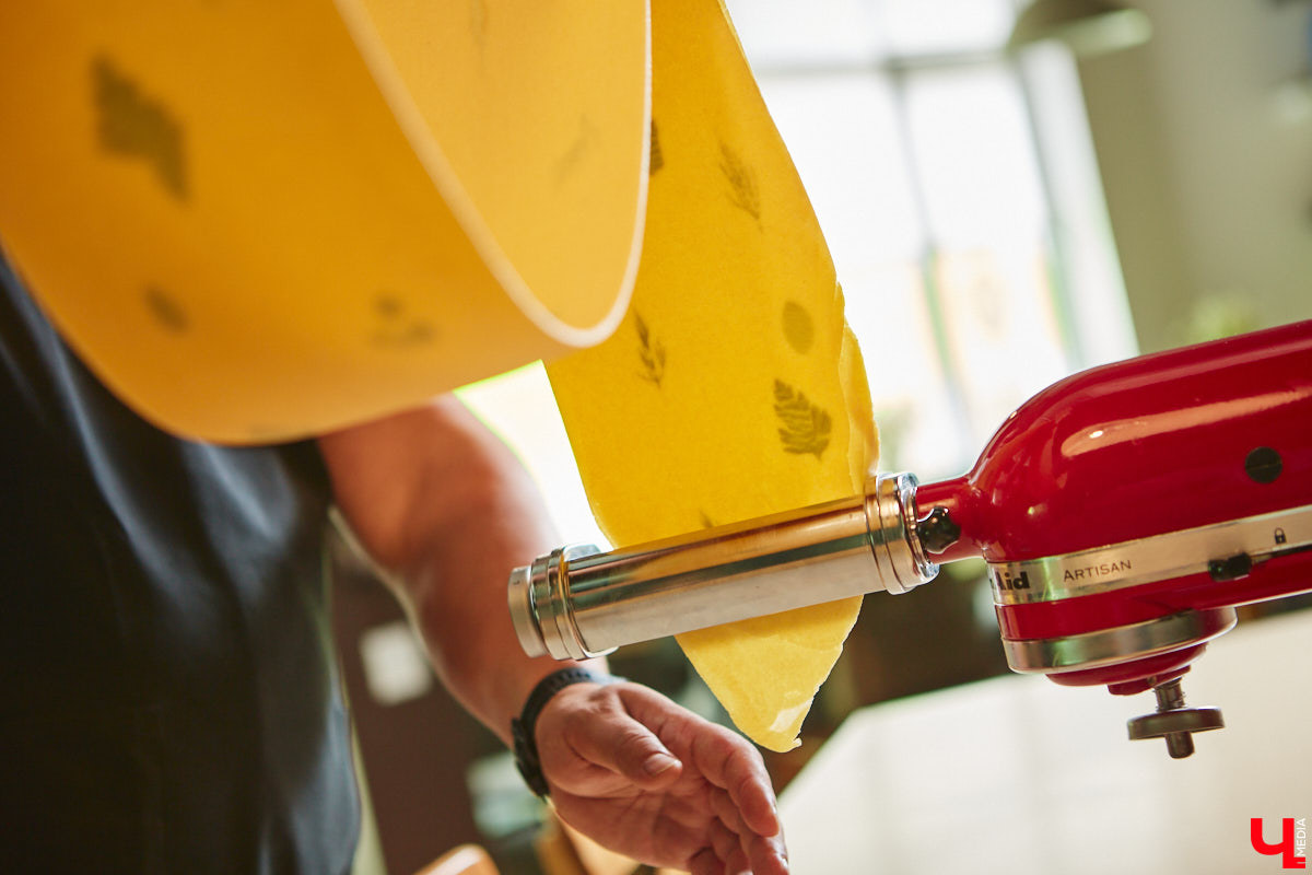 Павел Кузнецов — отец четверых детей, продвигающий в нашем городе чемоданы-самокаты с аккумулятором и голубые яйца от гламурных курочек, вдохновляется на домашней кухне смелыми кулинарными экспериментами. И сегодня мы вместе с вами станем свидетелями одного из них.