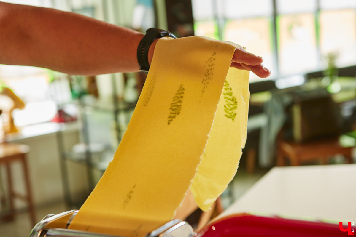 Павел Кузнецов — отец четверых детей, продвигающий в нашем городе чемоданы-самокаты с аккумулятором и голубые яйца от гламурных курочек, вдохновляется на домашней кухне смелыми кулинарными экспериментами. И сегодня мы вместе с вами станем свидетелями одного из них.