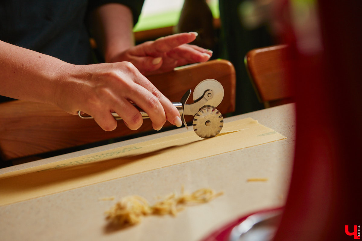Павел Кузнецов — отец четверых детей, продвигающий в нашем городе чемоданы-самокаты с аккумулятором и голубые яйца от гламурных курочек, вдохновляется на домашней кухне смелыми кулинарными экспериментами. И сегодня мы вместе с вами станем свидетелями одного из них.