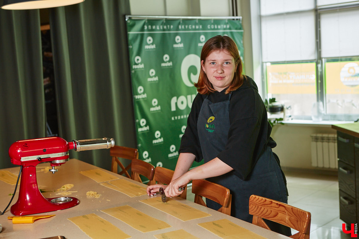 Павел Кузнецов — отец четверых детей, продвигающий в нашем городе чемоданы-самокаты с аккумулятором и голубые яйца от гламурных курочек, вдохновляется на домашней кухне смелыми кулинарными экспериментами. И сегодня мы вместе с вами станем свидетелями одного из них.