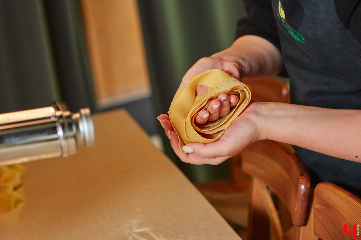 Павел Кузнецов — отец четверых детей, продвигающий в нашем городе чемоданы-самокаты с аккумулятором и голубые яйца от гламурных курочек, вдохновляется на домашней кухне смелыми кулинарными экспериментами. И сегодня мы вместе с вами станем свидетелями одного из них.