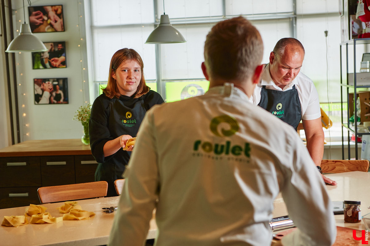 Павел Кузнецов — отец четверых детей, продвигающий в нашем городе чемоданы-самокаты с аккумулятором и голубые яйца от гламурных курочек, вдохновляется на домашней кухне смелыми кулинарными экспериментами. И сегодня мы вместе с вами станем свидетелями одного из них.